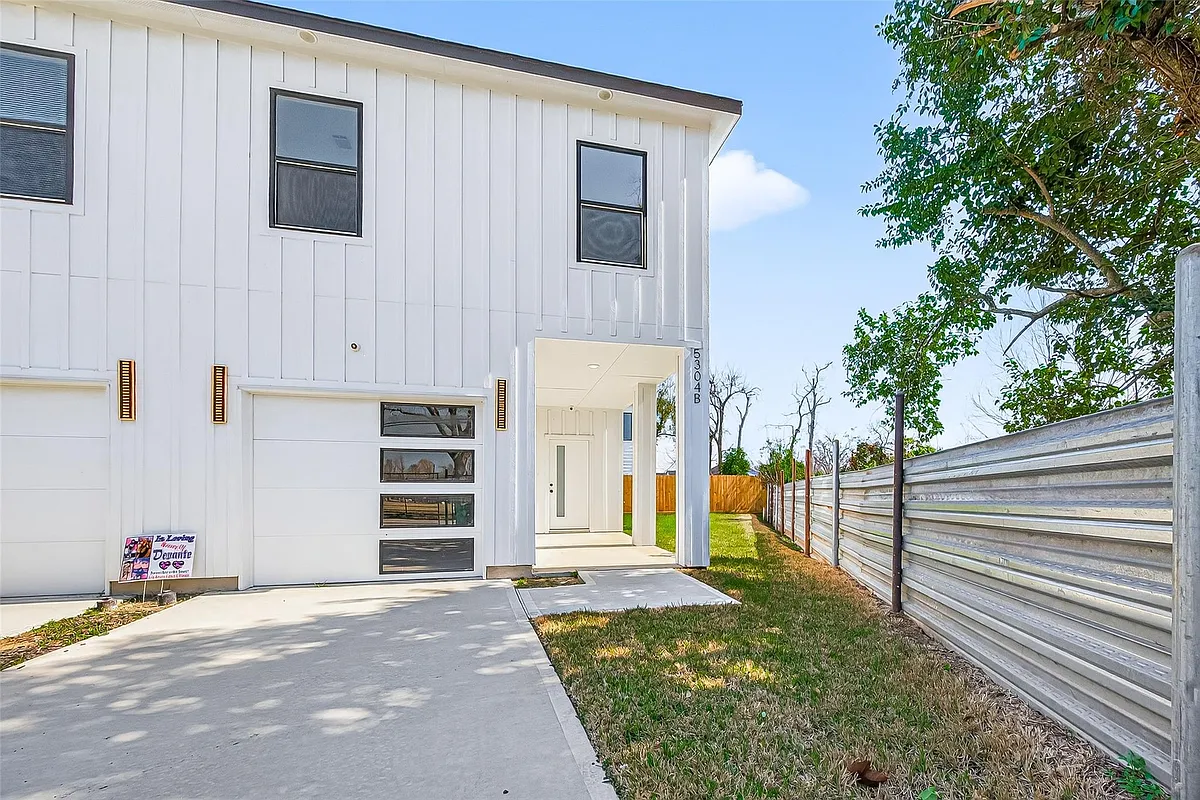 Photo 1 of 43 - 5304 Lynnfield St #B - Houston, TX Primary Photo - 5304 Lynnfield St #B