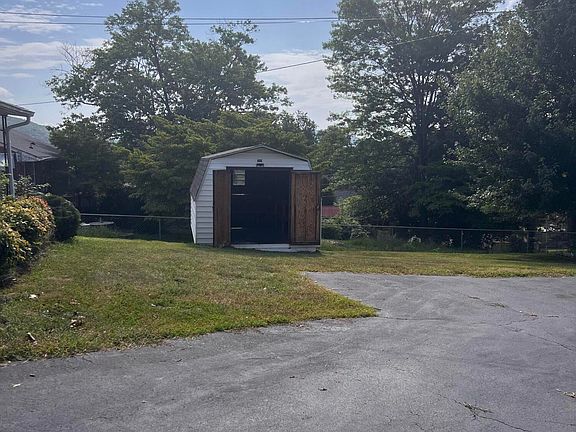 3rd image of 133 Maplelawn Ave NE
