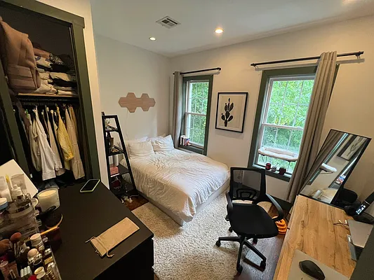 Rented by Delmark Realty LLC | media 17