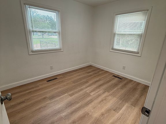 5th image of 1501 E Arnold St