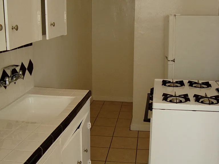 Chateau El Cerrito Apartments — Photo 24