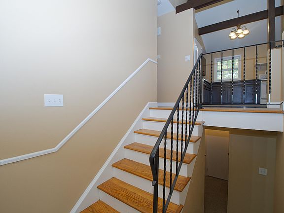 3rd image of 40 Parkwood Dr