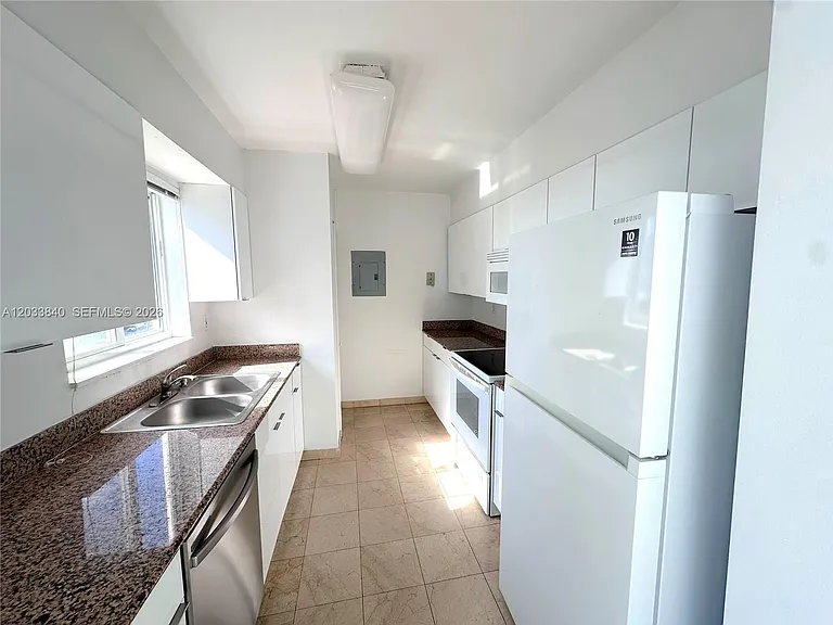 5900 Collins Ave #906 — Photo 4