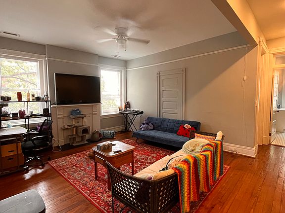 3rd image of 101 E Clay St Suite B