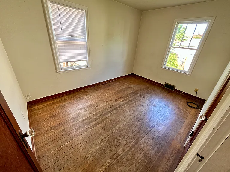 1004 W Walkup Ave — Photo 4