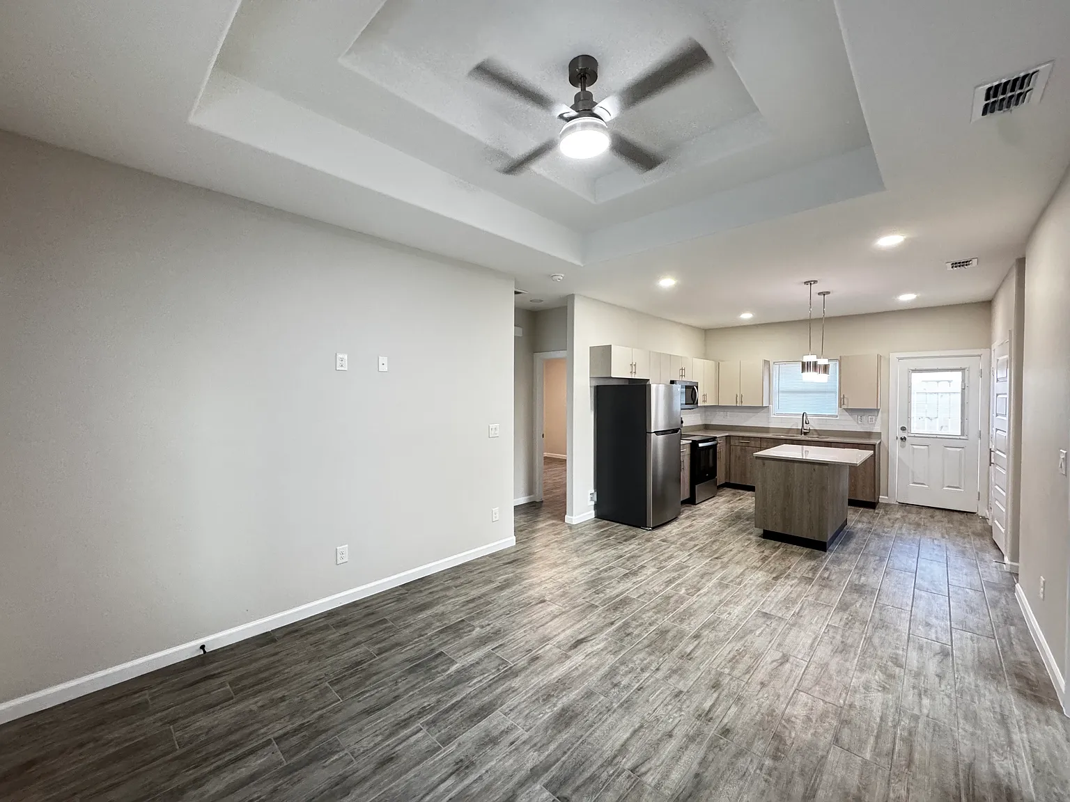 3 bed, 1080 sqft, $1,250 — Photo 2