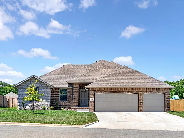 556 Spring Meadow Dr — Photo 2
