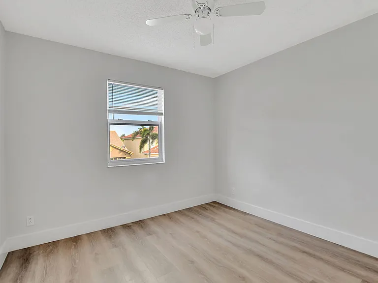 21391 Millbrook Ct — Photo 33