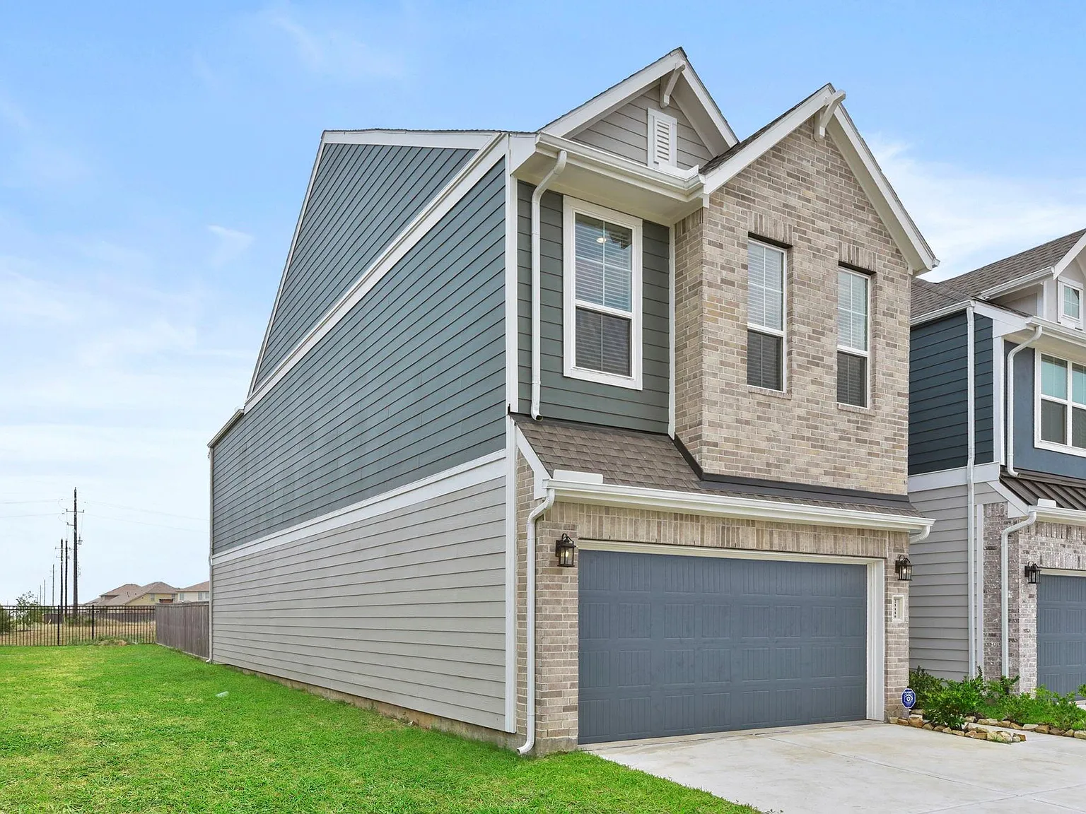3 bed, 2.5 bath, 2292 sqft, $2,595 — Photo 2