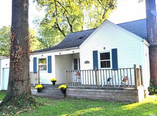 824 Rider St, Flora, IL 62839