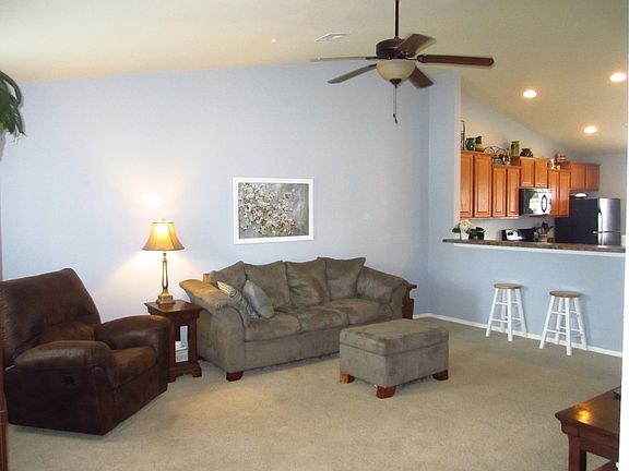 4th image of 38 W Fairlane Ct