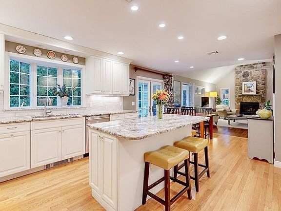 3rd image of 25 Newport Ln