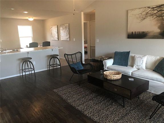 5th image of 1084 White Oak St