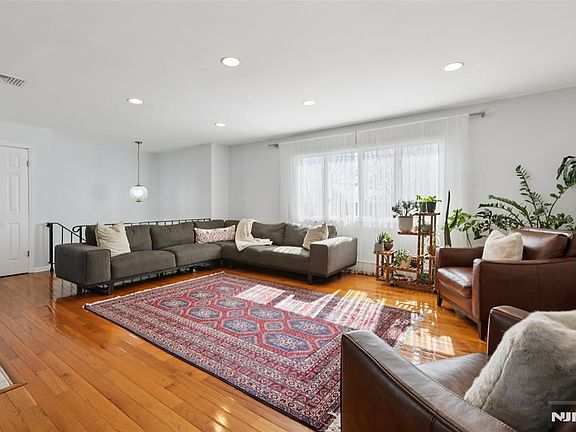 3rd image of 65 Howcroft Rd