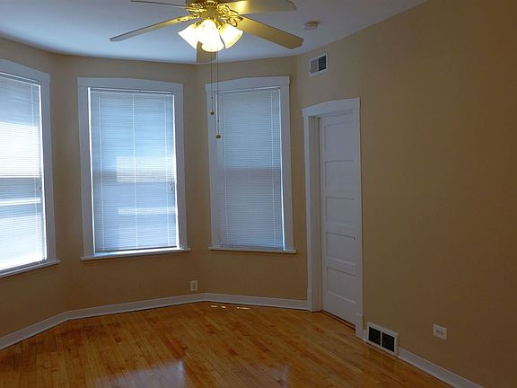 3rd image of 4041 N Oakley Ave 2-unit 6352770