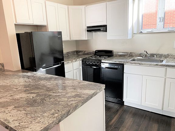 2nd image of 124 Lexington Ave APT 2