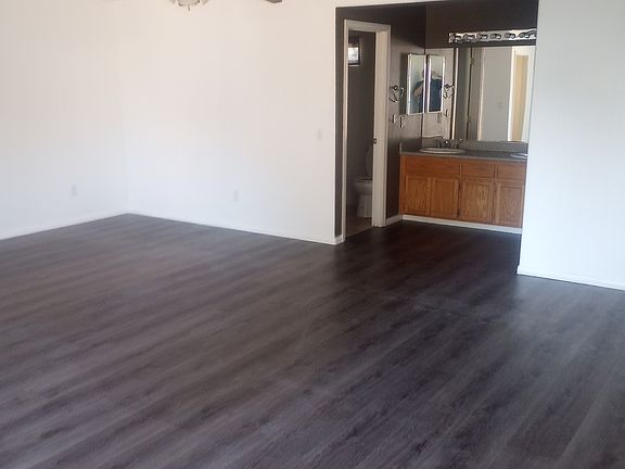 3rd image of 10237 Oakwood Ave