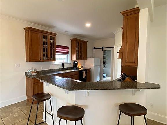 3rd image of 620 Oak Tree Rd