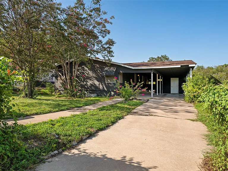 402 Philco Dr — Photo 2