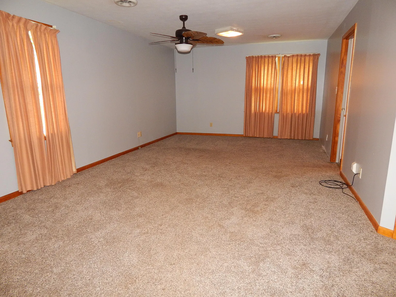 3 bed, 3.0 bath, 2112 sqft, $1,500 — Photo 2