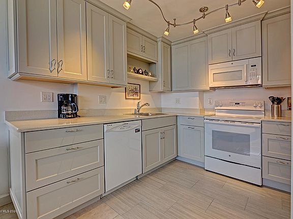 5th image of 2020 N Atlantic Ave #517