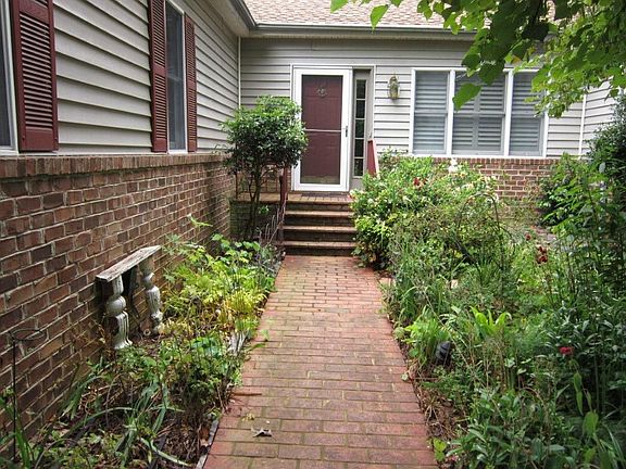 3rd image of 39 W Lake Forest Dr