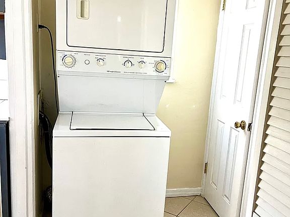 4th image of 142 N Swall Dr #Ii