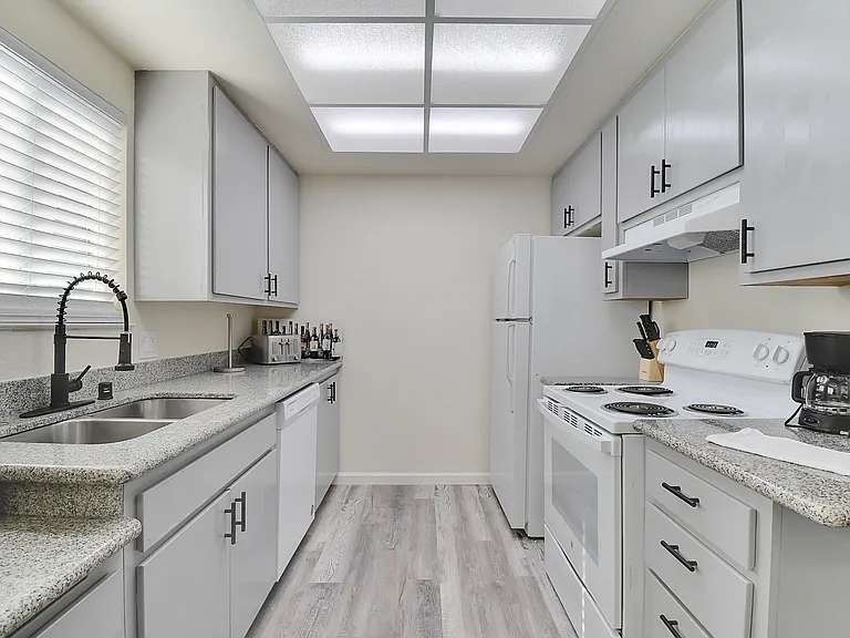 1104 F St #4 — Photo 1