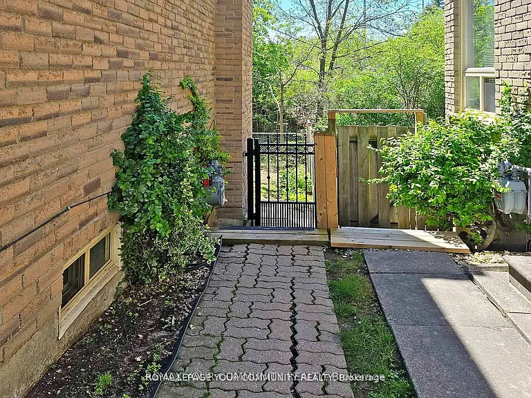 52 Eleanor Cir #LOWER — Photo 34