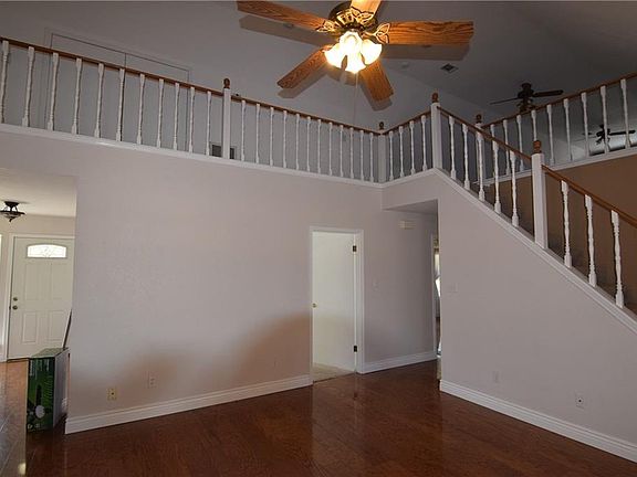 5th image of 720 E Creek Dr