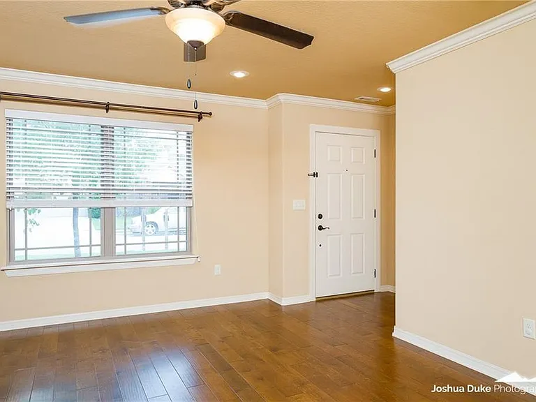 2657 N Valencia Ave — Photo 3
