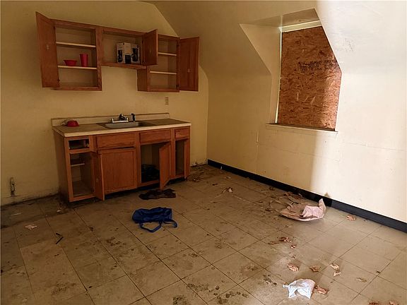 4th image of 600 Oakwood St
