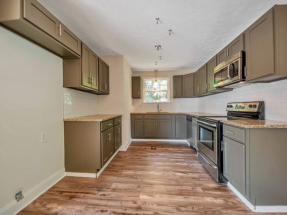 3rd image of 209 Creekside Dr