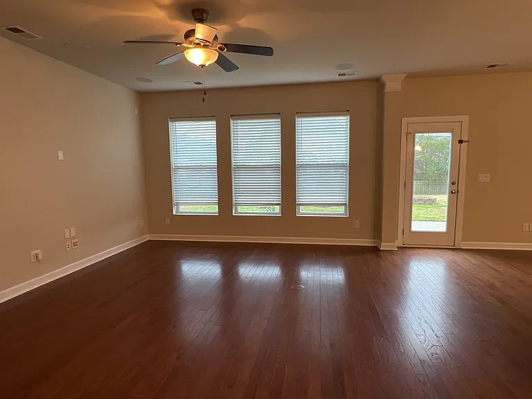 579 Crossland Dr — Photo 32