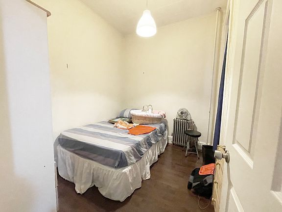 3rd image of 258 Melrose St APT 1R