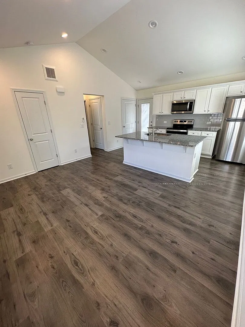 Rare Opportunity Charming 1 Bedroom Adu Near Uptown! November Move In — Photo 2