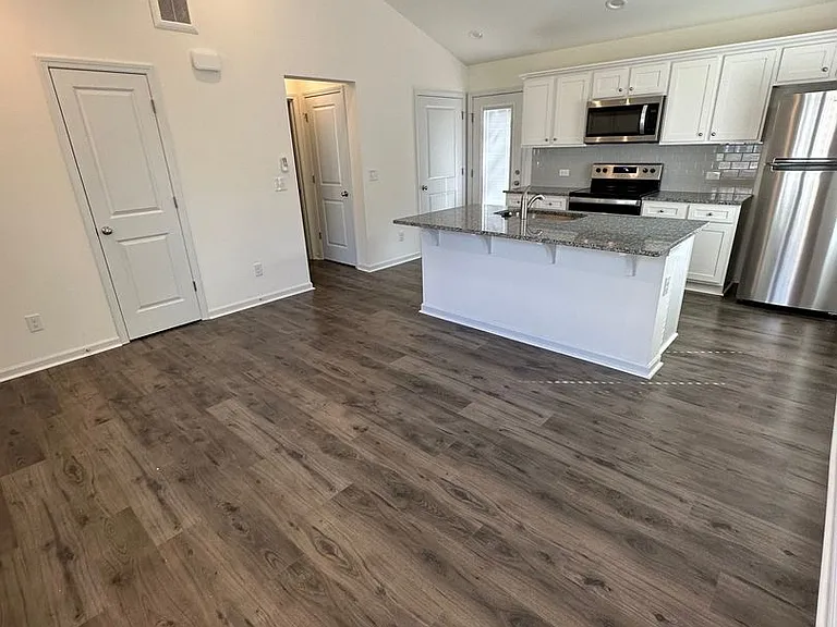 3218 Capitol Dr — Photo 2