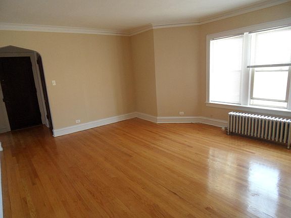 2nd image of 6705 N Greenview Ave #3F