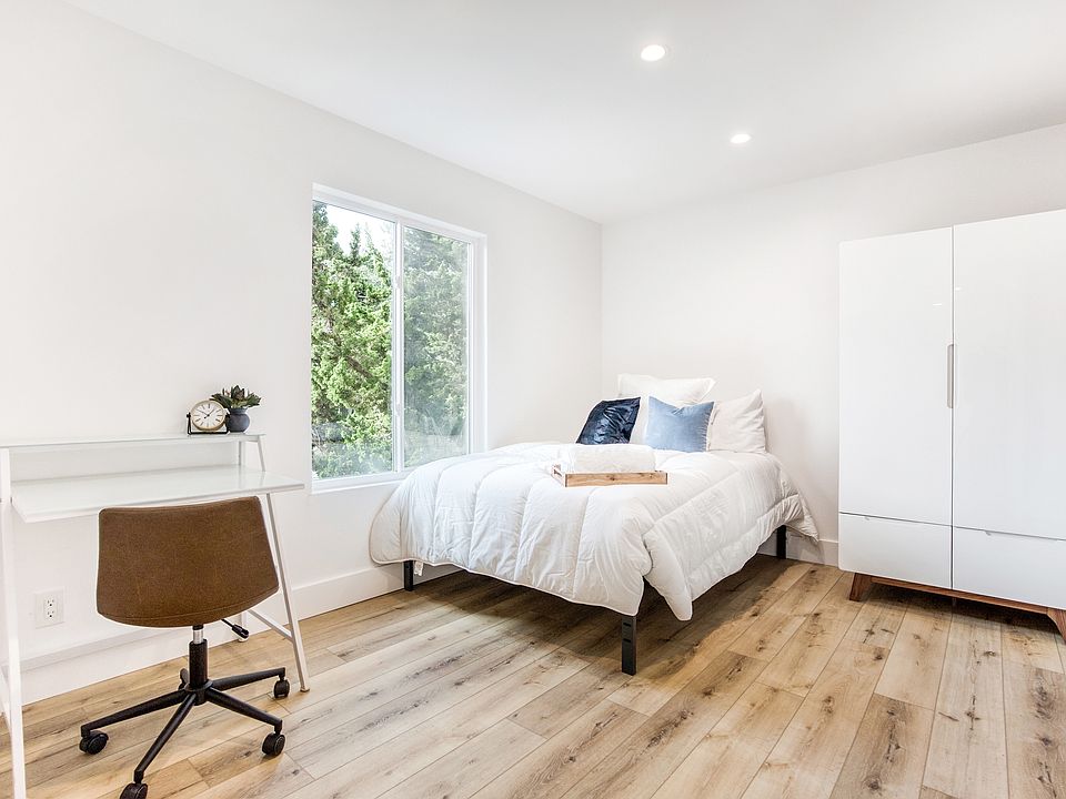 Your own cozy, fully furnished bedroom