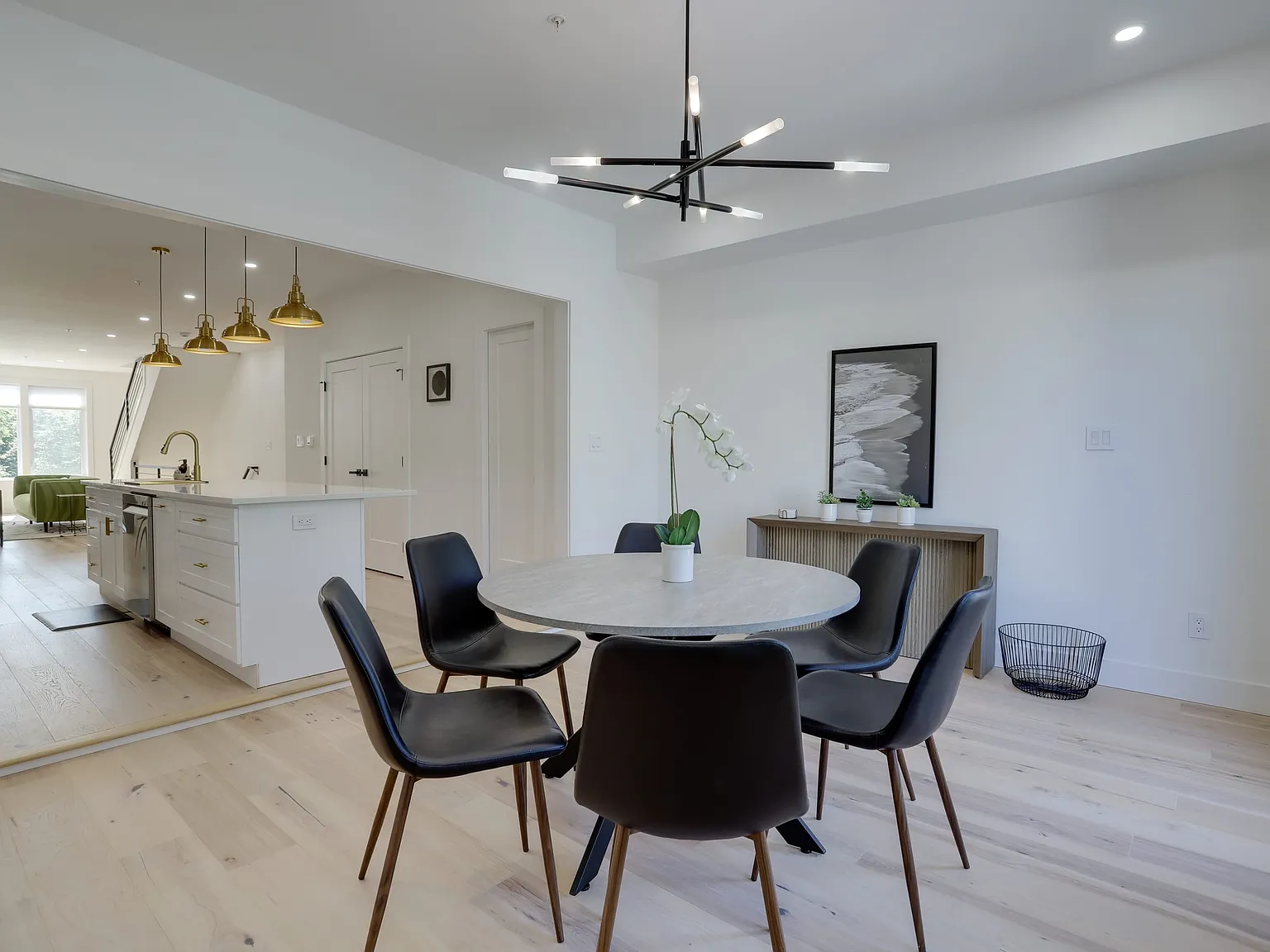 3 bed, 2.5 bath, 1400 sqft, $9,000 — Photo 3