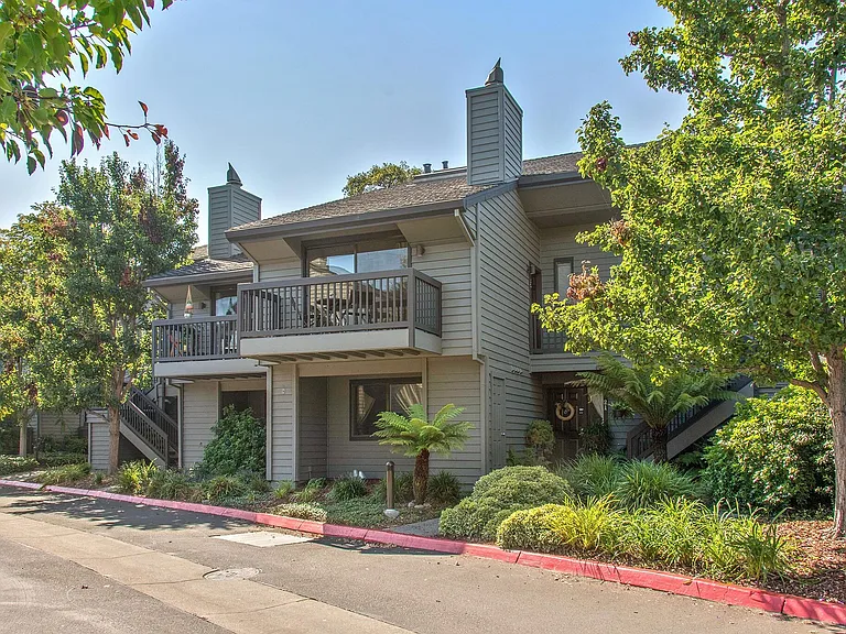 25 Cypress Pl — Photo 2