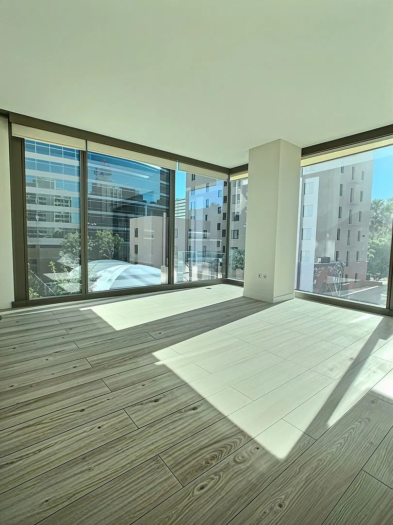 Beautiful and Spacious 2 Bedroom Condo at Axis — Photo 3