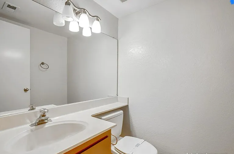1070 Spring Valley Cmn — Photo 16