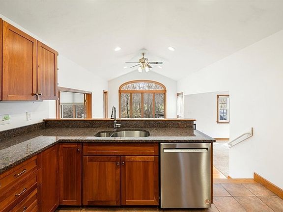5th image of 28 Barnesdale Rd