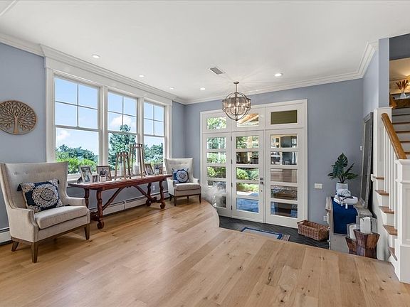 3rd image of 26 Fox Hill Cir