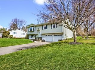 18 Woodbury Dr, Danbury, CT 06811