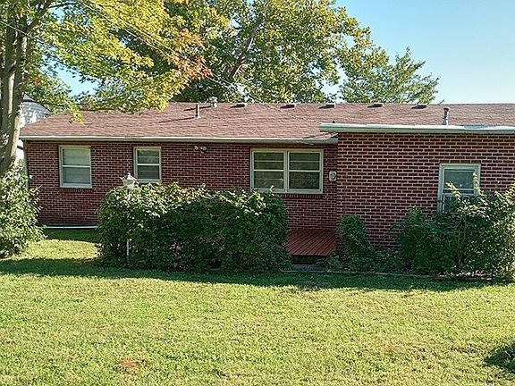 3rd image of 720 SE 35th Ter