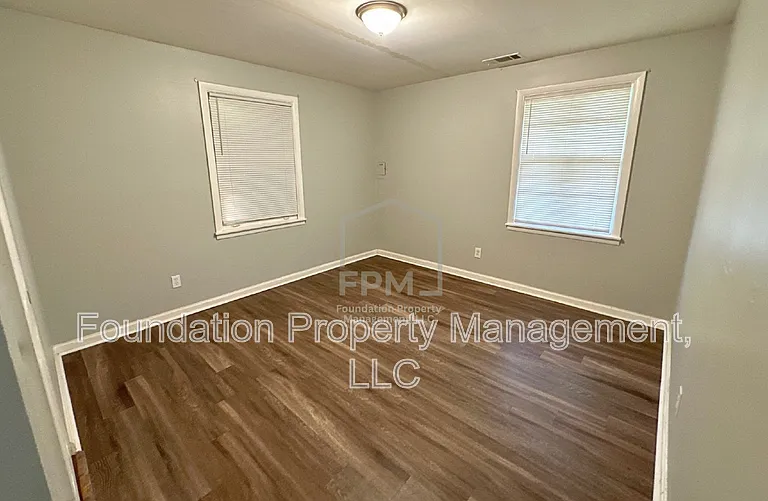 672 Carpenter St — Photo 9