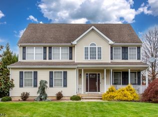 211 Curtis Ct, Stewartsville, NJ 08886