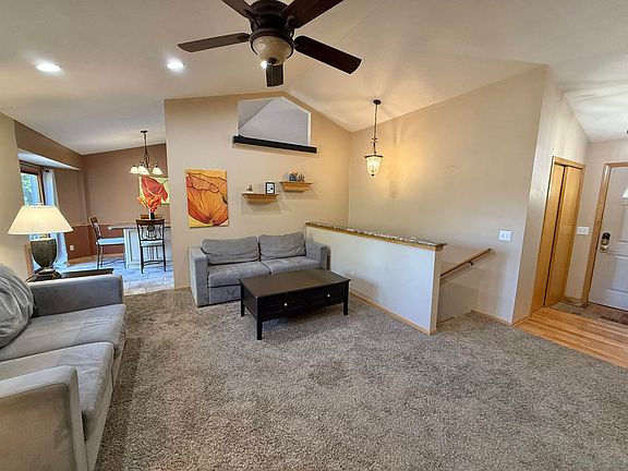 3rd image of 404 Hawkins Dr